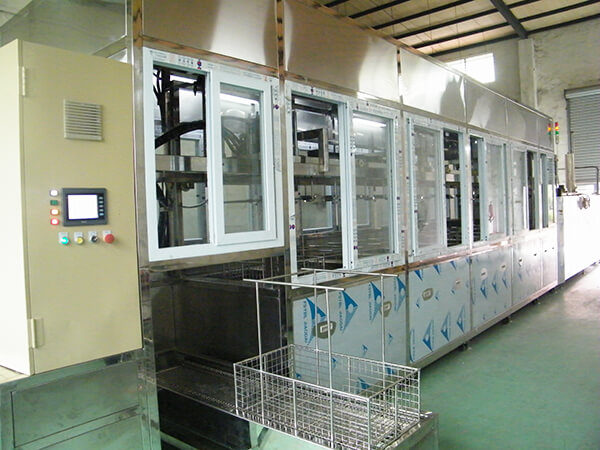 超聲波清洗機為徹底清洗汽車零部件提供了一種高效且有效的方法。　　汽車制造、裝配和維修的零件在使用前必須清洗。制造中使用的新零件很少受到嚴(yán)重污染，但即使是這些零件也可能有加工化合物、金屬污染或車間污垢的痕跡。用于裝配和維修的零件通常有大量的碳